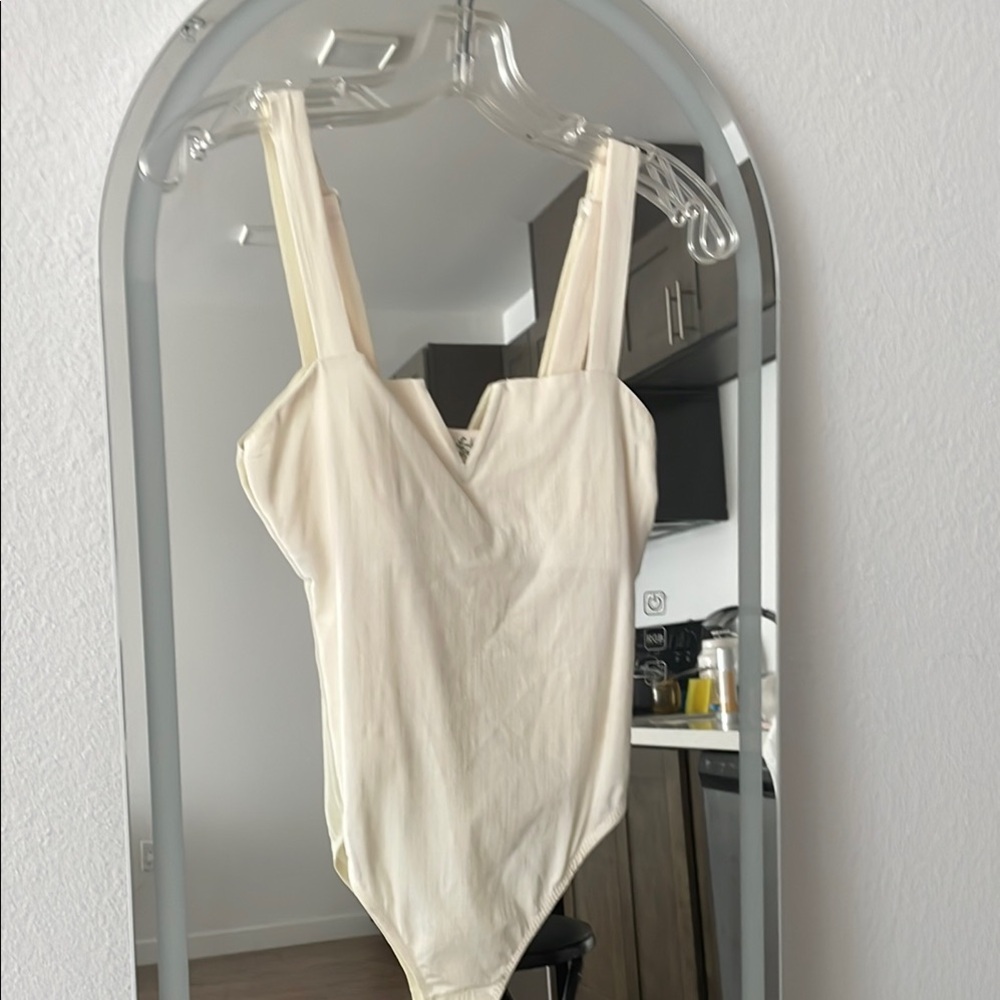 ✨Free people Cream V-Neck Bodysuit✨